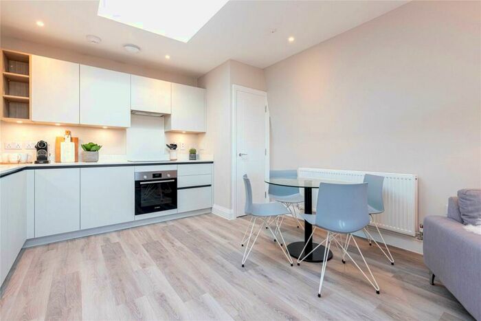 2 Bedroom Apartment To Rent In Park Street, Maidenhead, Berkshire, SL6
