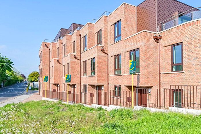 3 Bedroom House For Sale In Larkshall Road, Chingford, London, E4