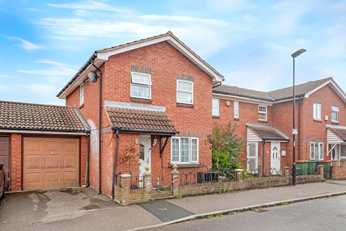 3 Bedroom Semi-Detached House For Sale In Fulmer Road, London, E16