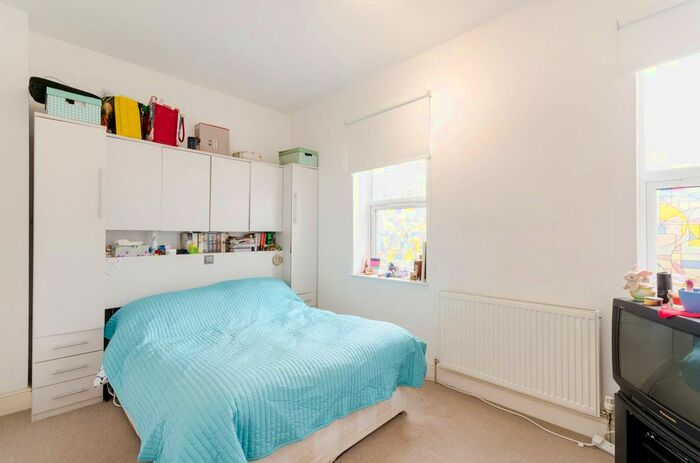 2 Bedroom Flat To Rent In Border Crescent, Crystal Palace, London, SE26