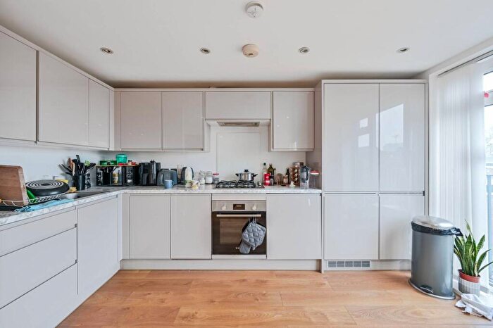 2 Bedroom Flat To Rent In Bacon Street, Shoreditch, London, E2