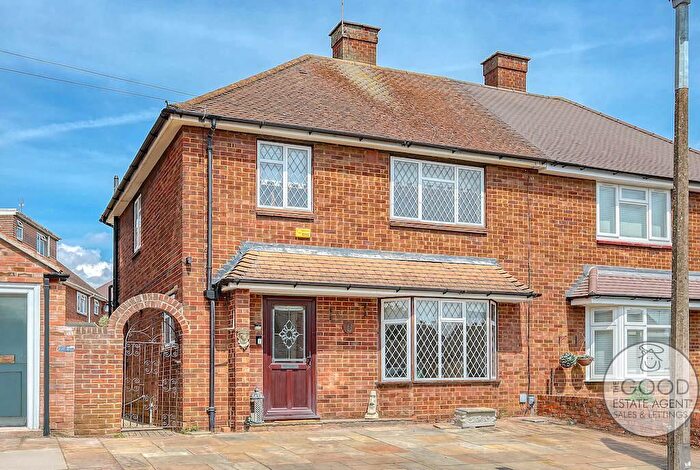 3 Bedroom Semi Detached House For Sale In Kirby Close, Loughton, IG10