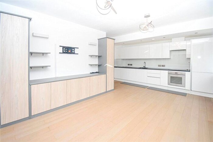 2 Bedroom Apartment For Sale In Overbridge Square, Newbury, Berkshire, RG14