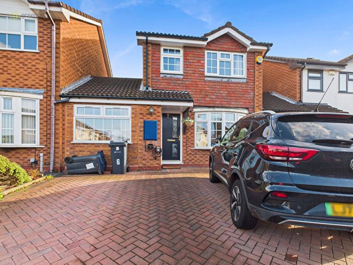 3 Bedroom Link Detached House For Sale In Moat Croft, Walmley, Sutton Coldfield, B76