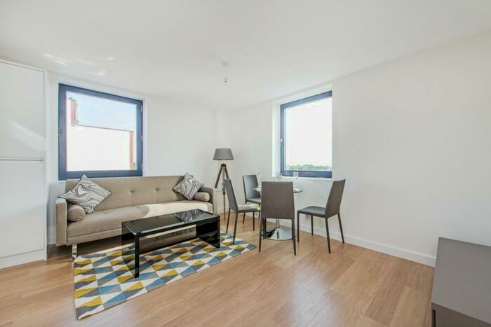 1 Bedroom Flat To Rent In Sheldon House, High Road, Finchley, N12