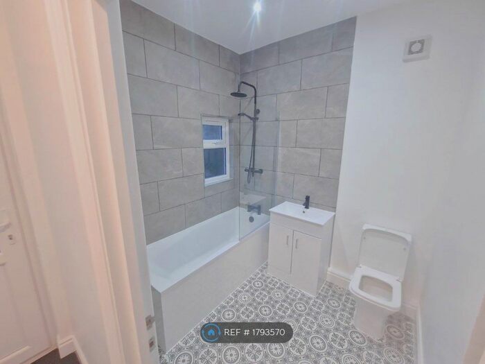 2 Bedroom Flat To Rent In Coedcae Street, Cardiff, CF11