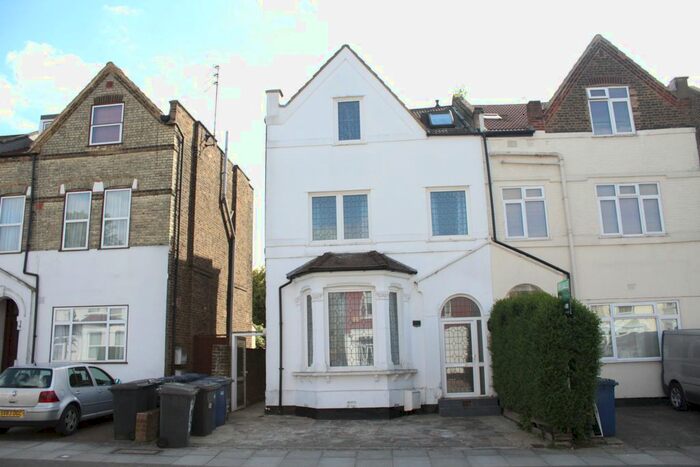 Studio To Rent In Station Road, London, N3