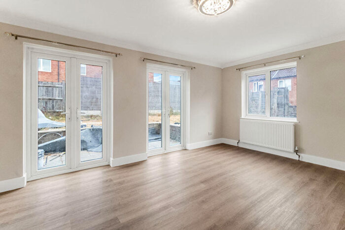 4 Bedroom House To Rent In Fully Refurbished Four Bedroom House - Milton Keynes, MK14
