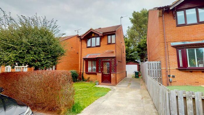3 Bedroom Detached House To Rent In Hazelcroft, Bradford, West Yorkshire, BD2