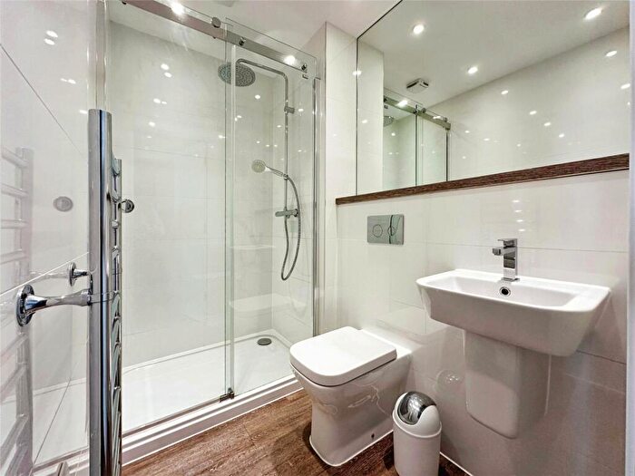 Flat To Rent In Canute Road, Southampton, Hampshire, SO14