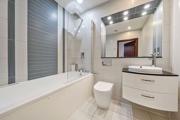 2 Bedroom Flat For Sale In Newgate, East Croydon, Croydon, CR0