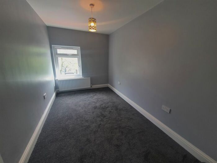 5 Bedroom Semi-Detached House To Rent In Redburn Drive, Shipley, BD18
