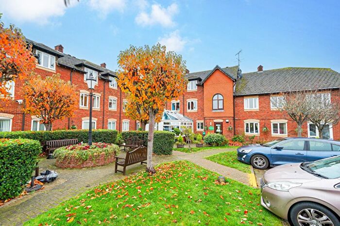 2 Bedroom Flat For Sale In Laburnnum Court, Millstream Way, Leighton Buzzard, LU7