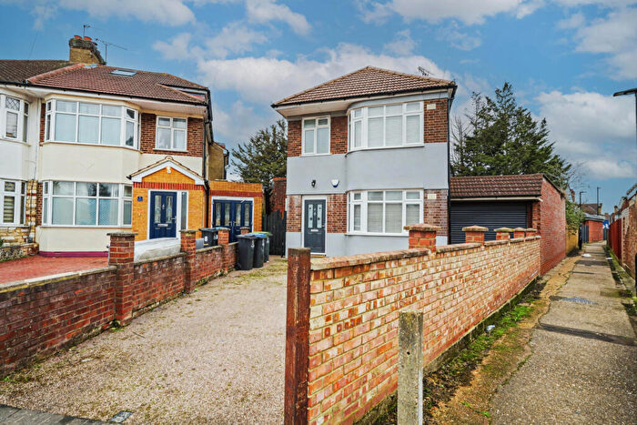 3 Bedroom House For Sale In Colvin Gardens, Waltham Cross, EN8