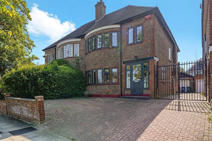 3 Bedroom Semi-Detached House To Rent In Nether Street, London, N3