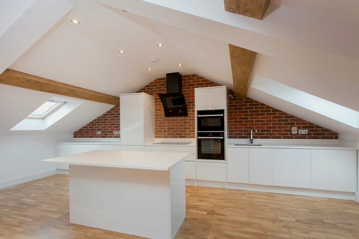 3 Bedroom Flat To Rent In Welmar Mews, London, SW4