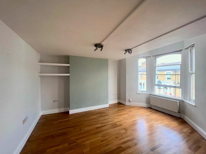 2 Bedroom Flat To Rent In Dalberg Road, London, SW2