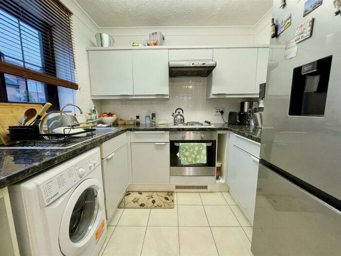 1 Bedroom Flat For Sale In Gorse Meade, Slough, SL1