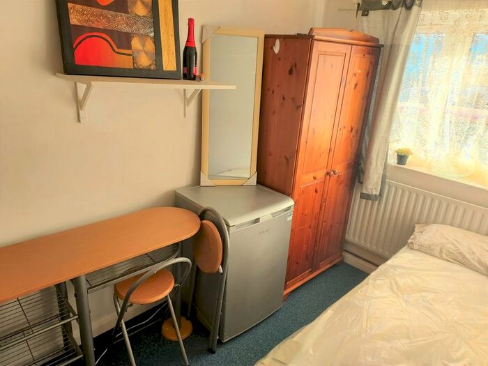 Studio To Rent In Huntingdon Close, Mitcham, London, CR4