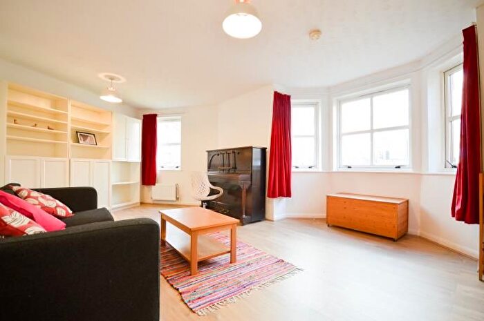 2 Bedroom Flat To Rent In St Leonards Lane, Edinburgh, EH8
