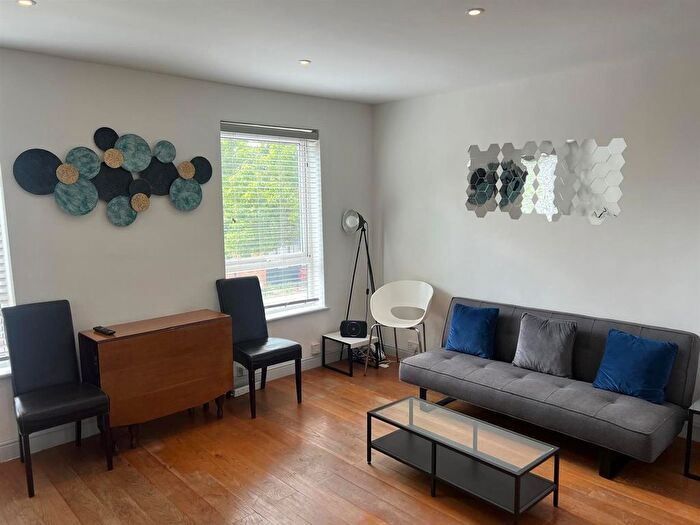 1 Bedroom Flat To Rent In Latimer Road, London, W10