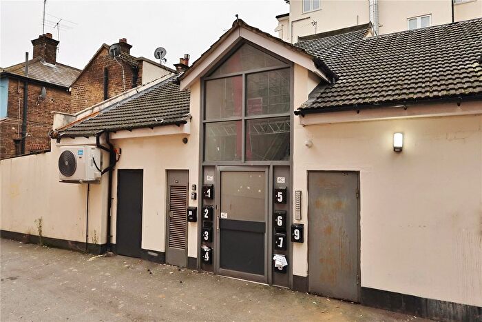 2 Bedroom Flat To Rent In Chapel Street, Woking, Surrey, GU21