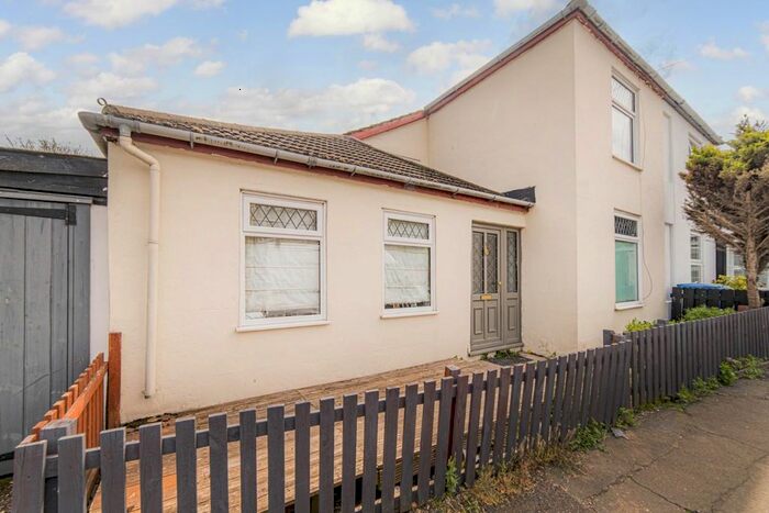 3 Bedroom Property To Rent In Plantation Road, Faversham, ME13