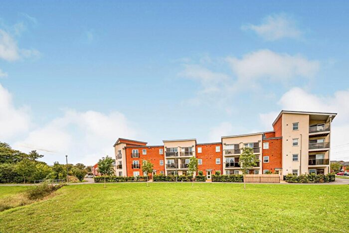 2 Bedroom Flat To Rent In Pondecroft, Aylesbury, HP18