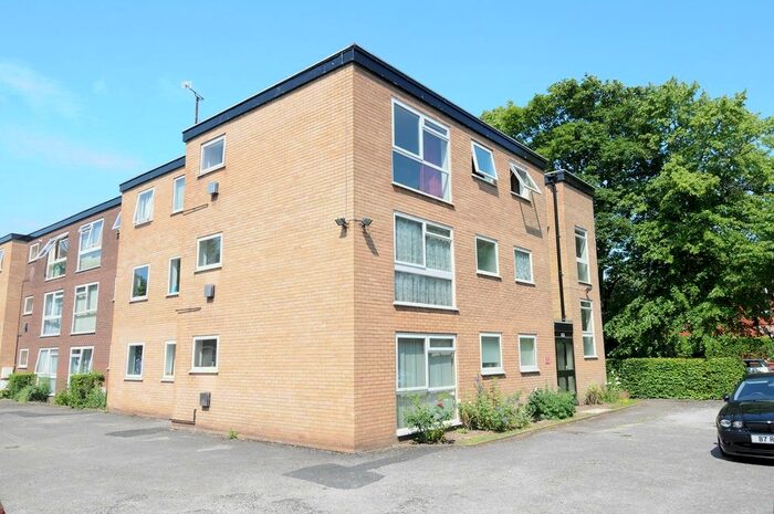 2 Bedroom Flat To Rent In Warwick Court, Heaton Chapel, Stockport, SK4