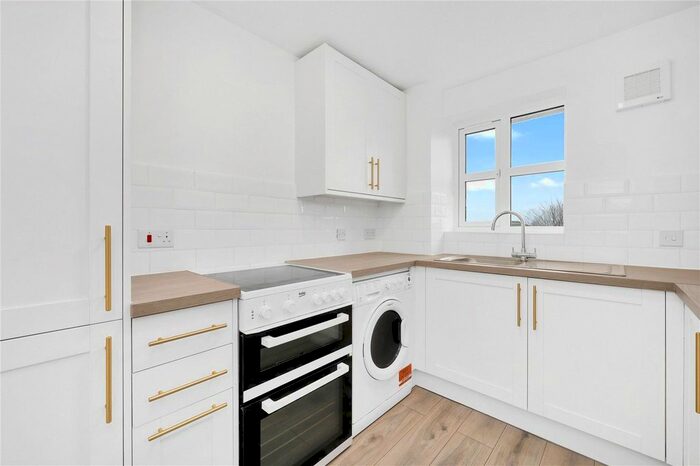 2 Bedroom Flat To Rent In Simms Gardens, London, N2