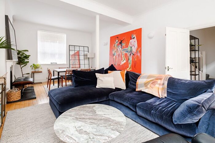 2 Bedroom Mews To Rent In Hardwicke Mews, London, WC1X