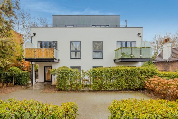 2 Bedroom Flat To Rent In Station Road, Whyteleafe, Surrey, CR3