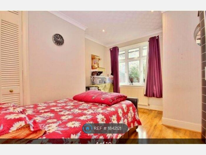 3 Bedroom Bungalow To Rent In Triggs Lane, Woking, GU22