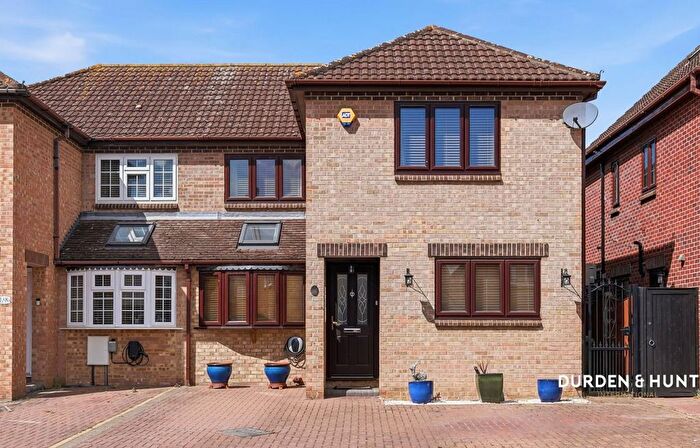 4 Bedroom Semi Detached House For Sale In Swanbourne Drive, Hornchurch, RM12