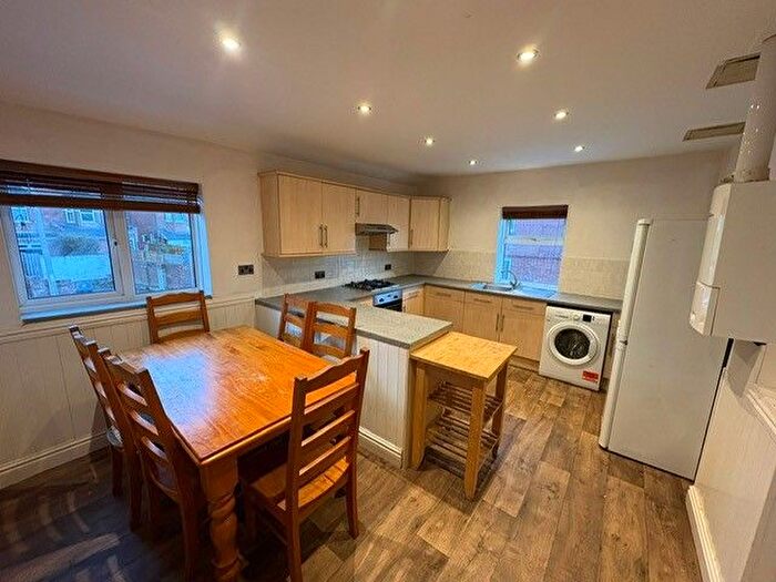 2 Bedroom Maisonette To Rent In Monks Road, Exeter, EX4