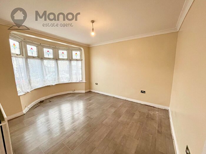 3 Bedroom Bungalow To Rent In Roding Lane North, Woodford Green, IG8