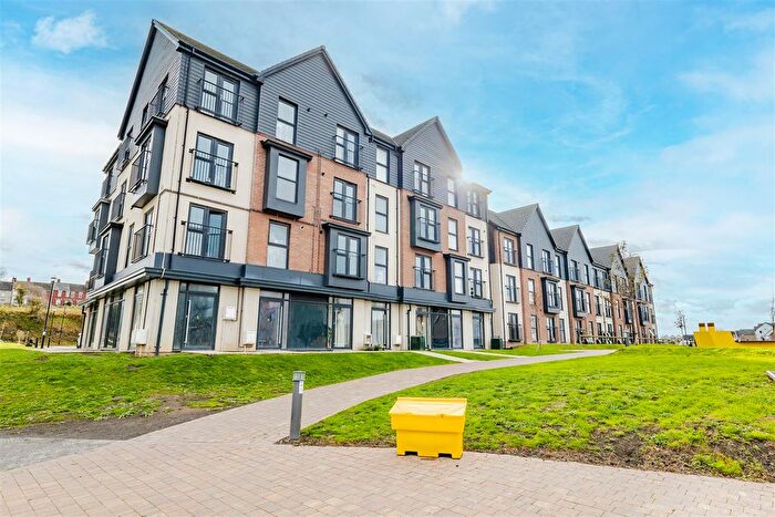 2 Bedroom Flat For Sale In Ffordd Penrhyn, Barry, CF62