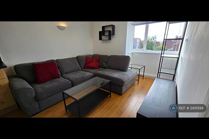 2 Bedroom Flat To Rent In Roman Court, Leeds, LS8