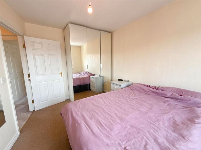 2 Bedroom Flat For Sale In Grebe Close, Dunston, Gateshead, NE11