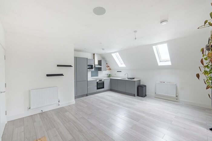 2 Bedroom Flat To Rent In Flat Elston Court, South Drive, CR5