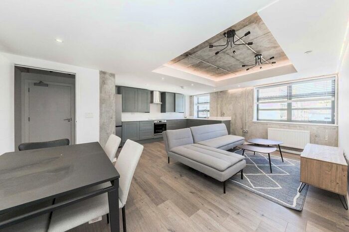 3 Bedroom Flat To Rent In Elm Grove, London, SW19