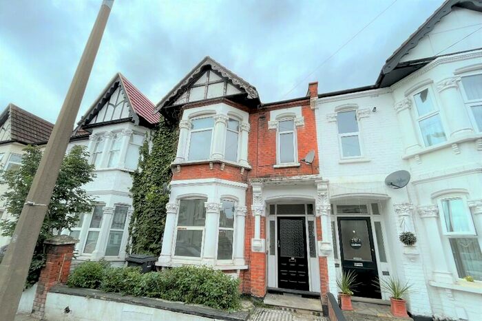 2 Bedroom Flat To Rent In Hainault Avenue, Westcliff-On-Sea, Essex, SS0