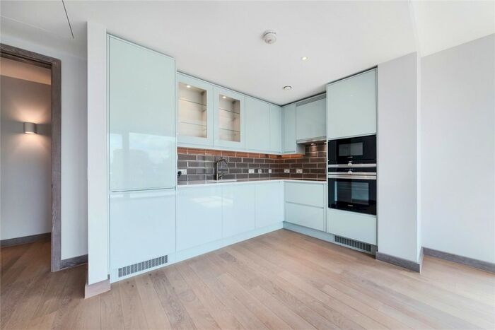 3 Bedroom Flat To Rent In Drapers Yard, London, SW18