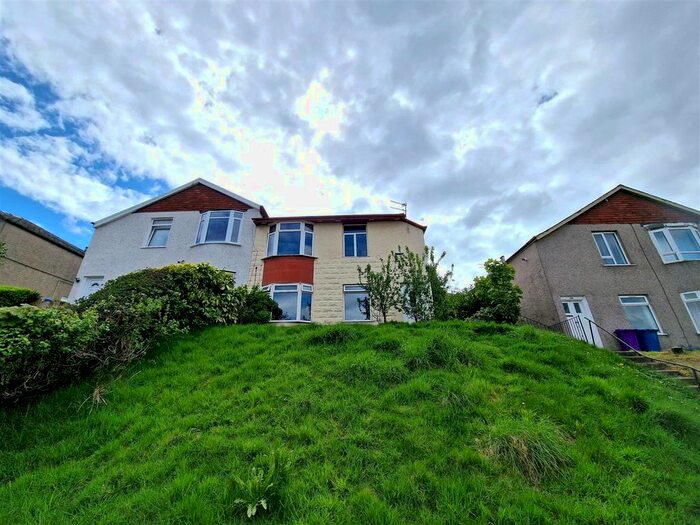 3 Bedroom Flat To Rent In Curtis Avenue, Kings Park, Glasgow, G44