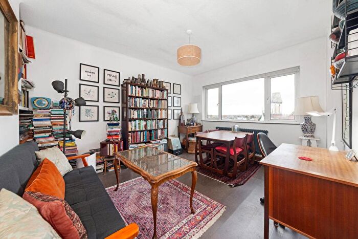 2 Bedroom Flat For Sale In Forest Hill Road, East Dulwich, London, SE22
