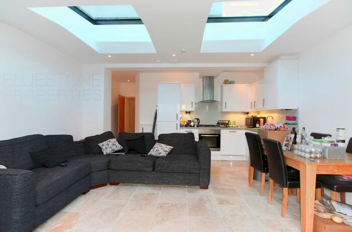 3 Bedroom Flat To Rent In Pretoria Road, London, SW16
