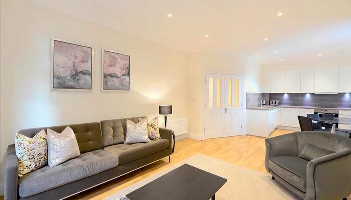 3 Bedroom Flat To Rent In Hamlet Gardens, London W6