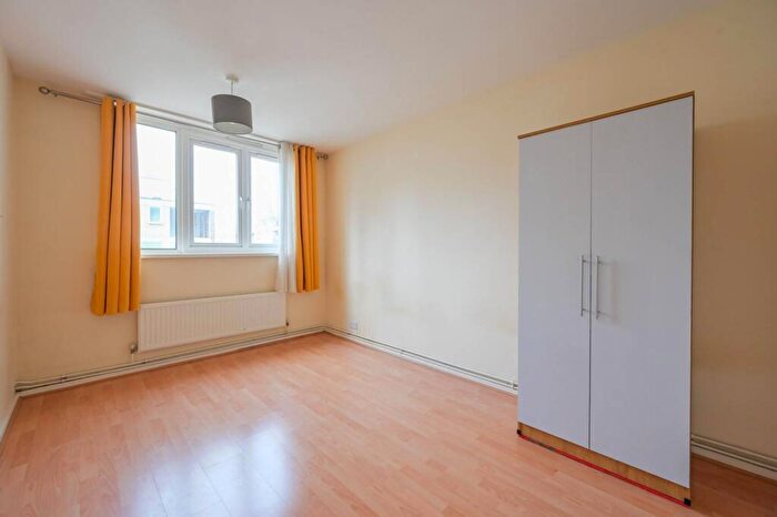 3 Bedroom Flat To Rent In Norwood House, Poplar, London, E14