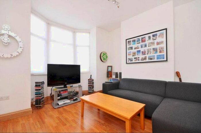 2 Bedroom Flat To Rent In Kitchener Road, London, N2