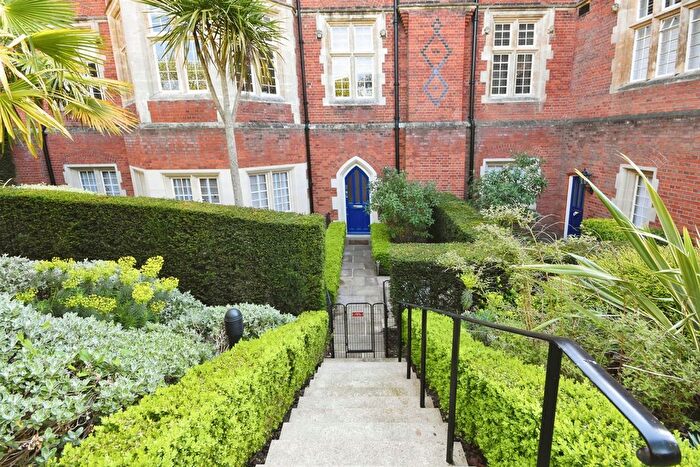 1 Bedroom Flat For Sale In The Galleries, Warley, Brentwood, CM14